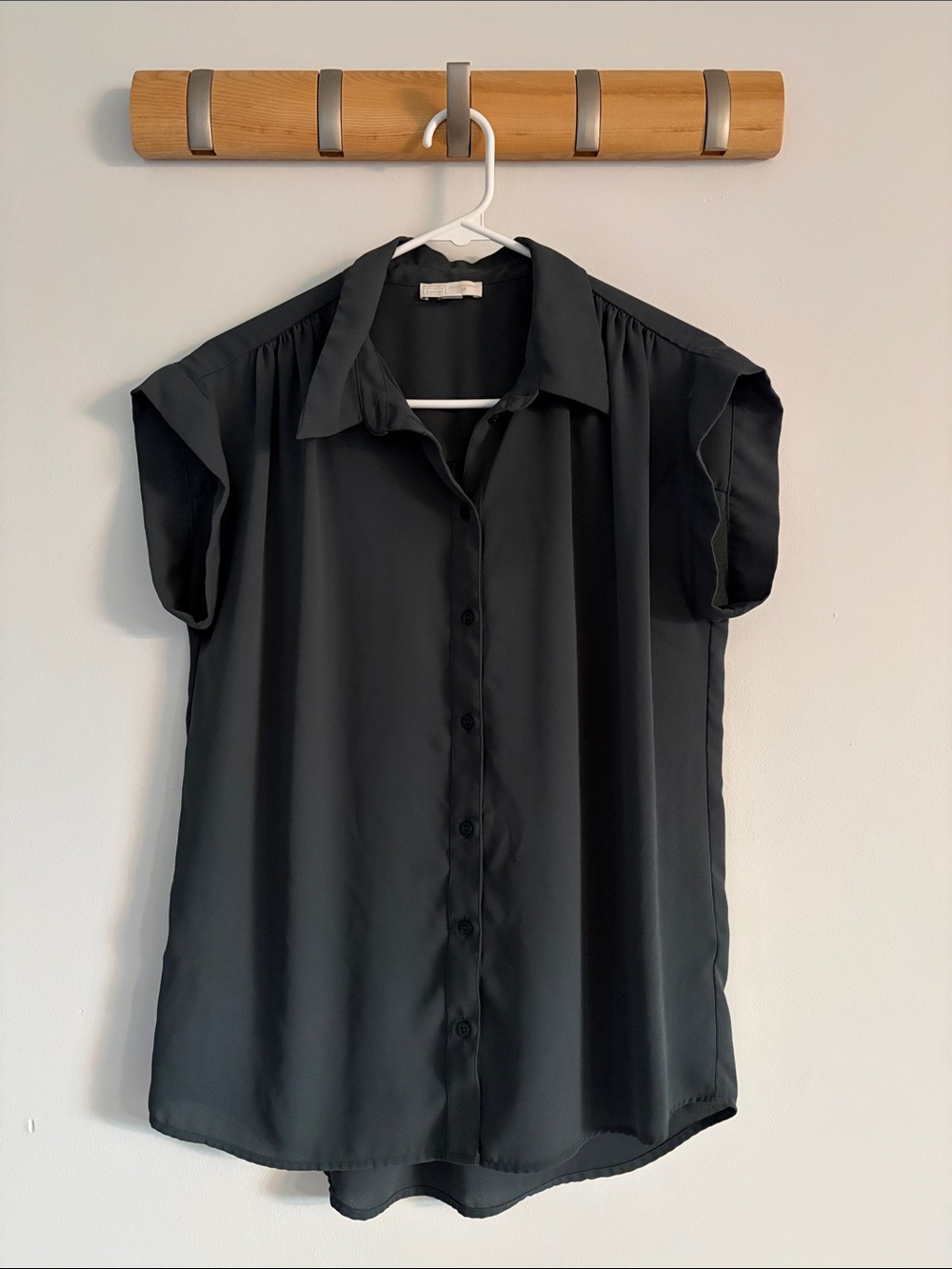 14th & Union Classic Green Button-Front Women's Blouse